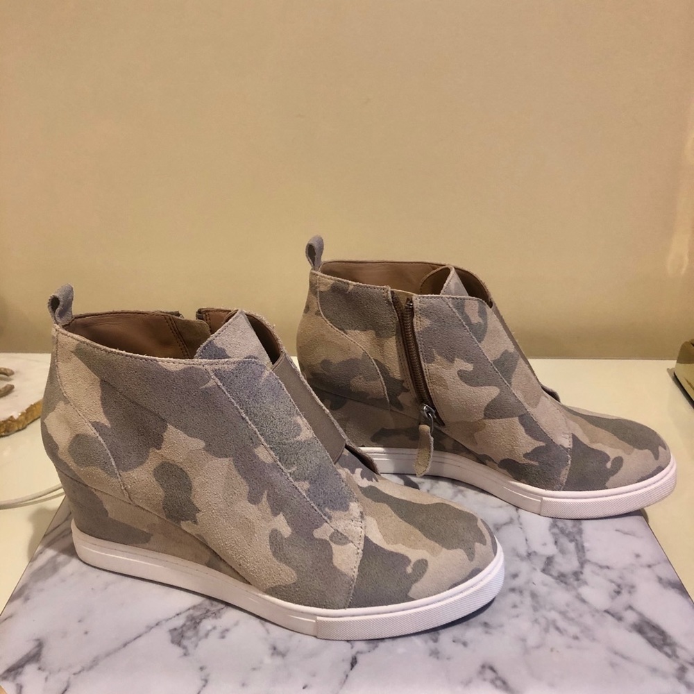 Linea Paolo Felicia Wedge Bootie Camo Print Size7